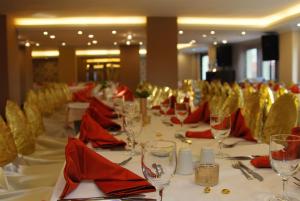 a long table with red napkins and wine glasses at Silivri Park Hotel in Silivri