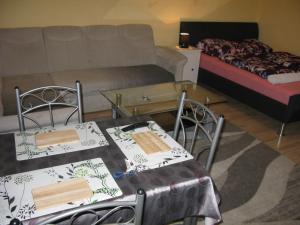 2 Tische und Stühle in einem Zimmer mit einem Bett in der Unterkunft Comfortable Homly Apartment in Offenbach