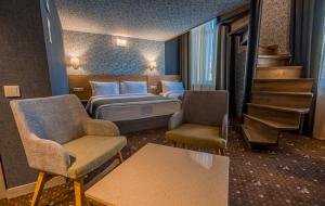 Rúm í herbergi á Gladius Inn Boutique Hotel by DNT Group