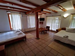 Habitación grande con 2 camas y mesa. en Hotel Pri Chakara, en Arbanasi 85 fotos más