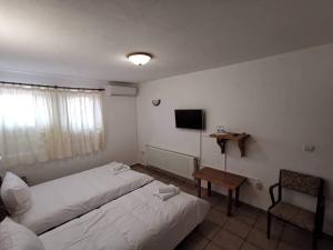 Posteľ alebo postele v izbe v ubytovaní Hotel Pri Chakara