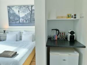 een slaapkamer met een bed met een nachtkastje ernaast bij Jordaan View in Amsterdam