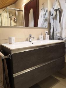 bagno con lavandino e specchio di Casa Maura ad Aprica