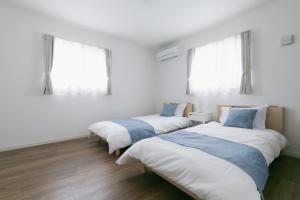 Un pat sau paturi într-o cameră la Kourijima L'hotels