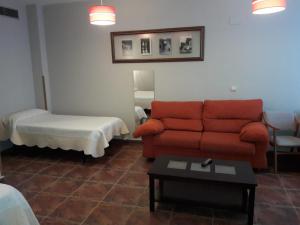 sala de estar con sofá y mesa en Hotel Las Murallas, en Ávila