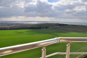 un balcón con vistas a un frondoso campo verde. en Eser Diamond Hotel Spa & Convention Center İstanbul, en Silivri