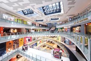 Supermarket nebo jiné obchody v  hotelu nebo okolí