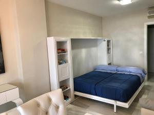 A bed or beds in a room at MI CAPRICHO 2F BEACHFRONT- Apartment with sea view - Costa del Sol Még 37 kép