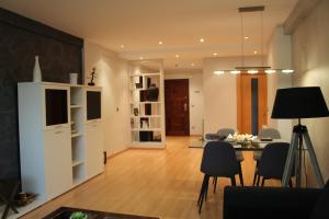 a living room with a table and chairs at Apartamento el Budha in Calahorra