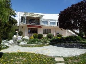 a house with a garden in front of it at Vue sur les montagnes in Embrun