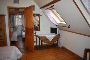 1 dormitorio con cama y escritorio con ventana en Les Trois Pommiers en Sommery