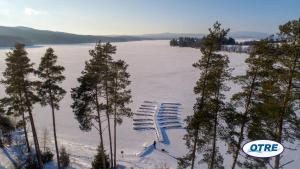 eine Luftansicht auf ein schneebedecktes Feld mit Bäumen in der Unterkunft Village Lipno Lakeside - Lipno 054 in Frymburk