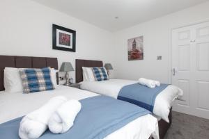 מיטה או מיטות בחדר ב-Super Prime Duloch - Dunfermline - 2 Bed Executive Apartment