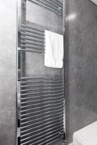 Bilik mandi di Super Prime Duloch - Dunfermline - 2 Bed Executive Apartment
