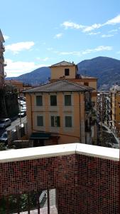 斯培西亚Florian的一座以山为背景的城市中的建筑