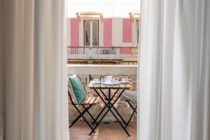 uma vista para uma varanda com uma mesa e cadeiras em Boutique Hotel Atelier '800 em Roma