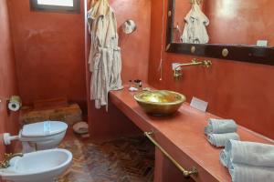 a bathroom with a bowl sink and a toilet at Masseria & Spa LuciaGiovanni in Lecce