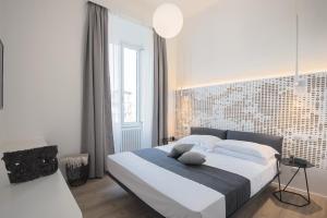Un dormitorio con una cama grande y una ventana en NUMA ROMA GuestHouse, en Roma