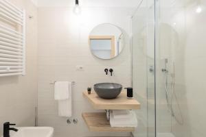 Un baño con lavabo y ducha. en Numa Roma Guesthouse, en Roma 26 fotos más