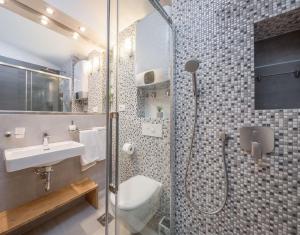 Kúpeľňa v ubytovaní Villa Rozana - Beachfront Wellness Retreat
