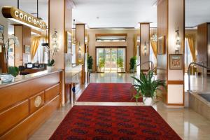 un hall d'un magasin avec un tapis rouge dans l'établissement Grand Hotel Cesare Augusto, à Sorrente