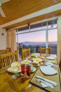 uma mesa de jantar com comida em cima em Beauty Hills em Kandy