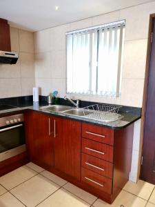 Dapur atau dapur kecil di Nautica 410 by Mountain City Investments