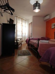 un soggiorno con 2 letti e una finestra di Bed and breakfast Agrumi in terrazza ad Aragona