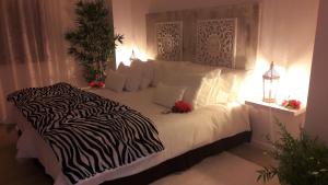 A bed or beds in a room at Plaza San Marcos CASCO HISTORICO