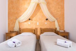 カルテラドスにあるホテル オリンピアのベッド2台(タオル付)が備わる客室です。