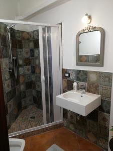 bagno con lavandino e doccia di Bed and breakfast Agrumi in terrazza ad Aragona