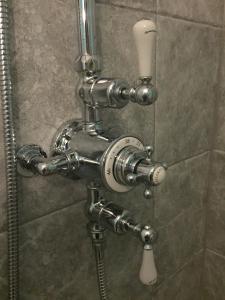 um chuveiro com canalização cromada na casa de banho em QUILLET COTTAGE, 2 GLENTOWAN ROAD em St Austell