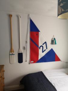 um quarto com uma cama com uma bandeira na parede em QUILLET COTTAGE, 2 GLENTOWAN ROAD em St Austell
