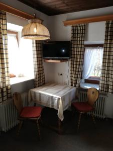 Telewizja i/lub zestaw kina domowego w obiekcie Wieselmühle Forellenhof