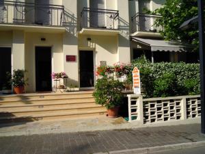 un edificio con escaleras y un cartel delante en Graziella Residence, en Gabicce Mare