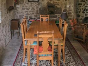 una mesa de madera y sillas en una habitación en Charming holiday home overlooking the valley, en Lapeyrouse