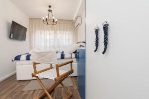 Zimmer mit einem Bett, einem Stuhl und einem Tisch in der Unterkunft Blue Old Navy Rooms - AE1094 in Zadar