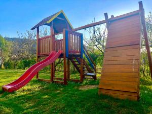 Otroško igrišče poleg nastanitve Namaste Hostel & Camping