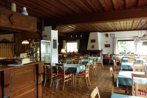 jadalnia ze stołami i krzesłami w restauracji w obiekcie Wieselmühle Forellenhof w mieście Grünau im Almtal