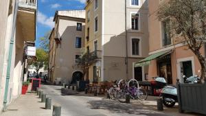 un par de bicicletas estacionadas en una calle de la ciudad en Studio Nîmes Centre, en Nimes