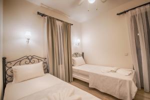 Postel nebo postele na pokoji v ubytování Bademli Konak Otel