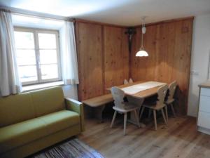 A seating area at Obergereuth Hof 1288