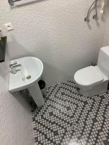 トビリシにあるGuest House Rampaのバスルーム(白いトイレ、シンク付)