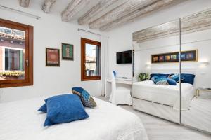 - une chambre blanche avec 2 lits et un bureau dans l'établissement Venice Heaven Apartments Biennale, the Elegant Residence, à Venise