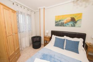 um quarto com uma cama e um quadro na parede em VUT LOS RECUERDOS DE SANDRA em El Barco de Ávila