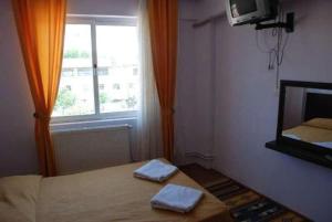 um quarto com uma cama com duas toalhas em Kale Hotel em Pamukkale