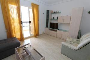 ein Wohnzimmer mit einem Sofa und einem Tisch in der Unterkunft La Mata Studio 4645 in La Mata
