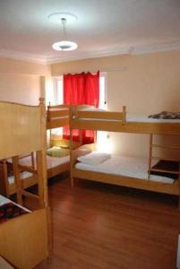 Zimmer mit 2 Etagenbetten und einem Fenster in der Unterkunft Kale Hotel in Pamukkale