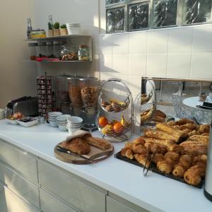 - un buffet composé de différents types de pain et de viennoiseries dans l'établissement Hotel Jean Moët, à Épernay