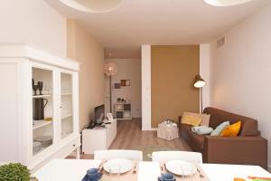 een woonkamer met een bank en een tafel bij PeschieraHome Apartments in Peschiera del Garda